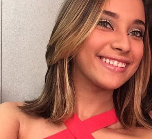 Todos sabemos que Verónica ama la música y esta pasión la mezcla con su amor por el baile y el modelaje.