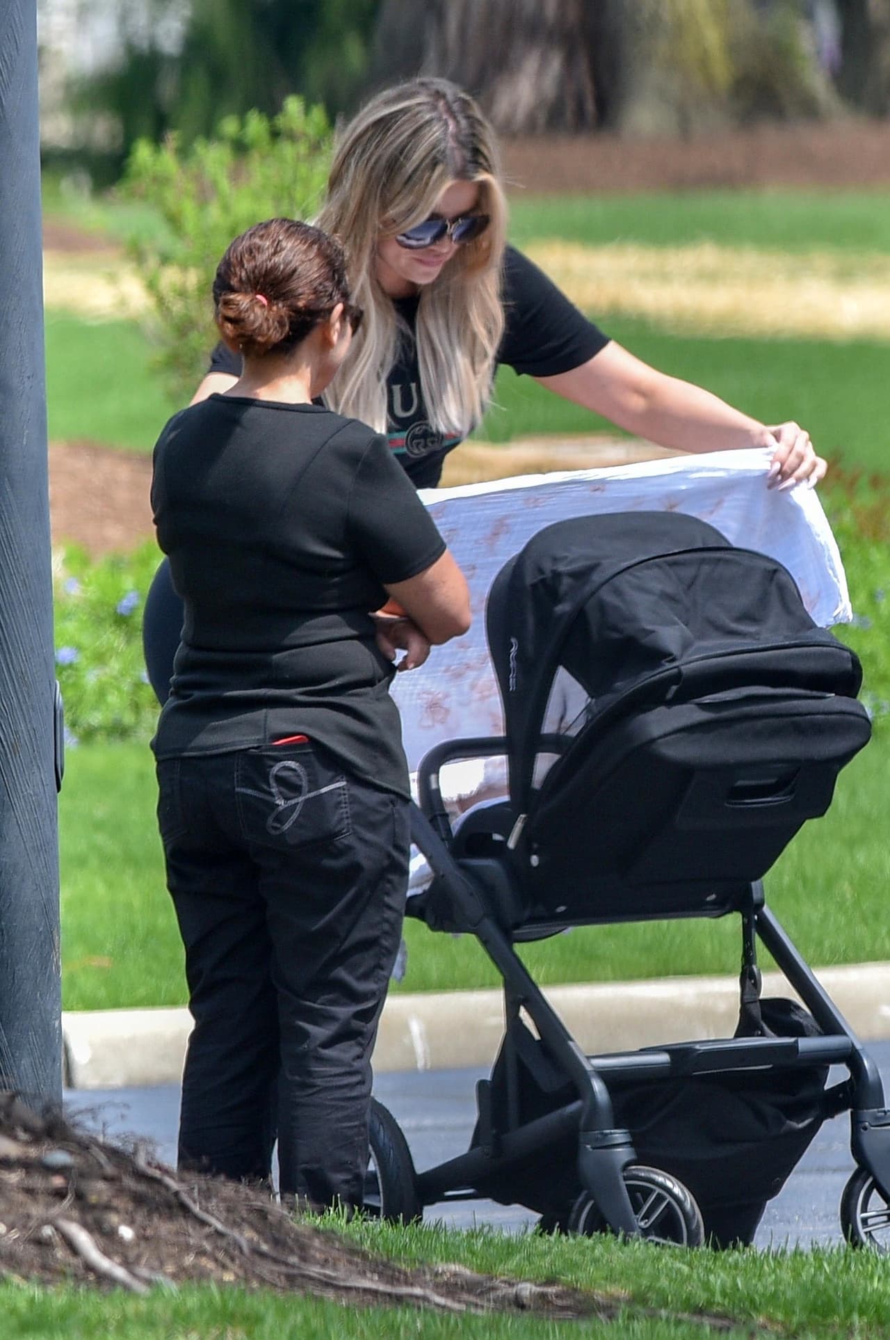 “Me asombras cada día. Realmente eres un ángel en la tierra y estoy muy orgullosa de ti. Llevas risas y amor a todos a tu alrededor. Levantas a la gente con tu 
<b>optimismo</b> y tu 
<b>pasión</b>. Este año celebramos que seas mamá y todas las bendiciones maravillosas que eso conlleva”, escribió.