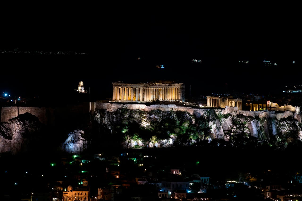 El antiguo Templo del Partenón ubicado sobre la colina de la Acrópolis en Grecia también se apagó durante la "Hora de la Tierra".