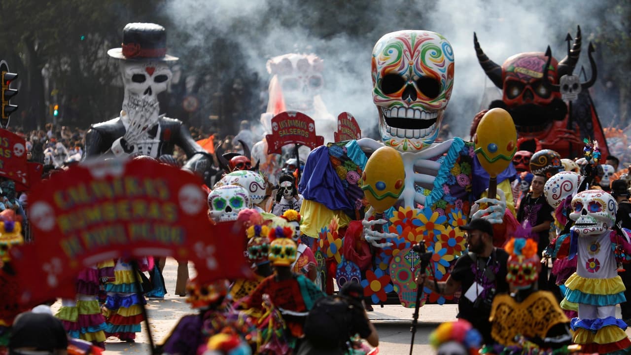 Sentido homenaje a víctimas del terremoto durante desfile del Día de los Muertos en México