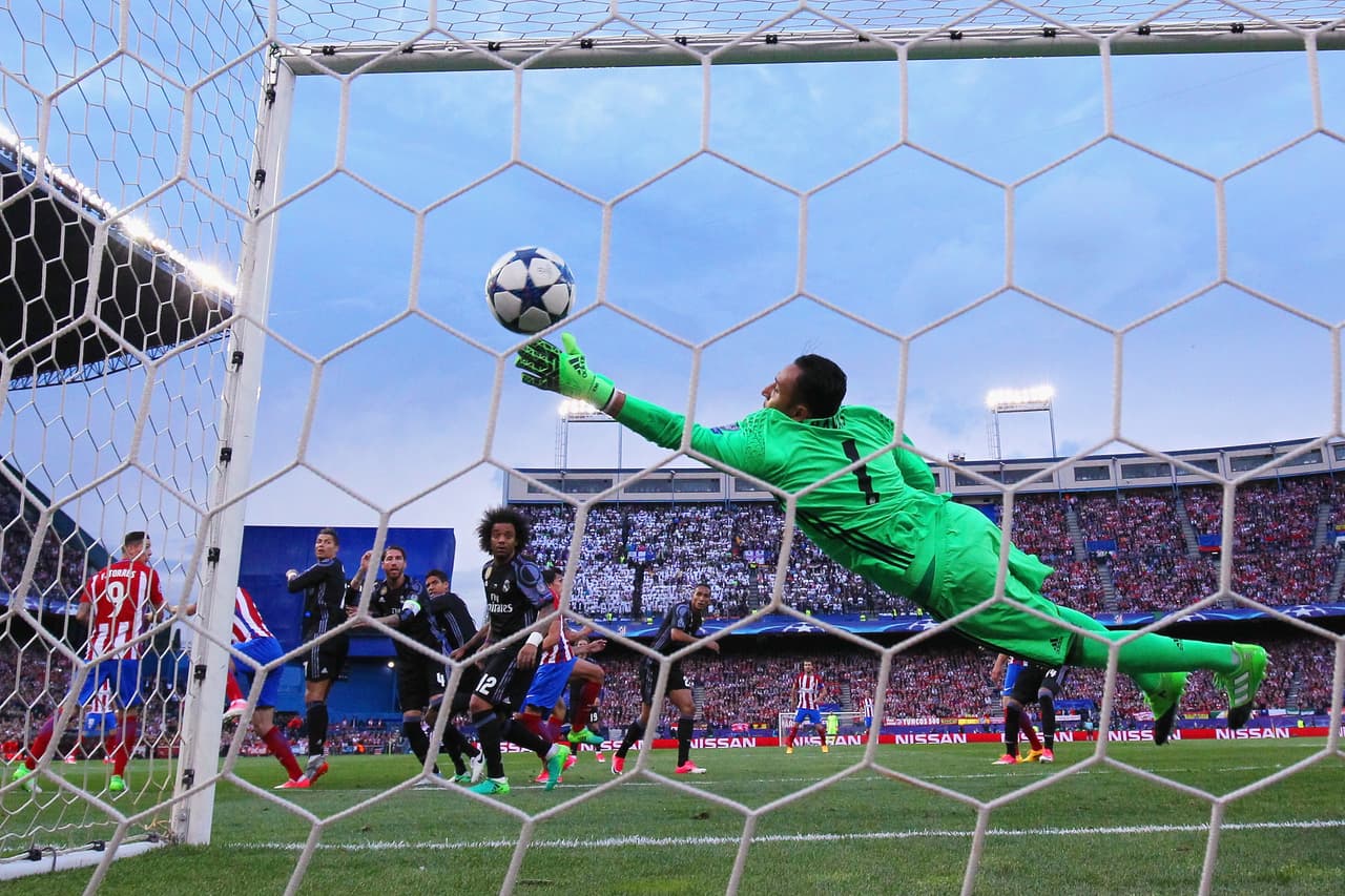 Muy pronto, al minuto 6 de juego, Stefan Savic puso de cabezazo el 1-0 a favor de Atlético de Madrid contra un impotente Keylor Navas de Real Madrid que se vio golpeado en el arranque de juego.