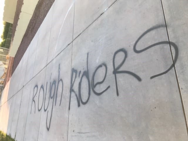 Si usted tiene información comuníquese con las autoridades al 480-
<i>TESTIGO </i>(480-837-8446).
<br>