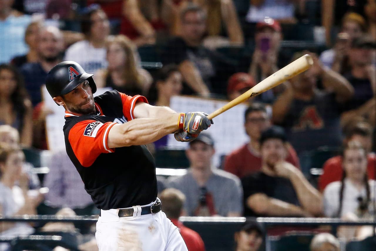 Paul Goldschmidt de los Diamondbacks de Arizona batea un jonrón ante los Gigantes de San Francisco, el domingo 27 de agosto de 2017. (AP Foto/Ross D. Franklin)