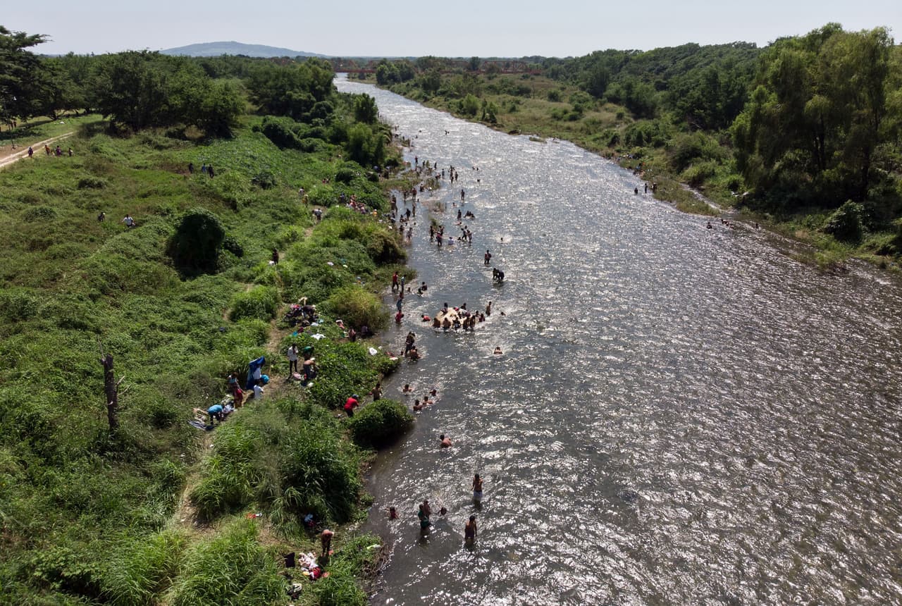El grupo se detuvo para asearse y lavar sus ropas en un río de Pijijiapan, Chiapas. La cifra exacta de migrantes no ha podido ser precisada por ningún medio de comunicación. A medida que la caminata avanza unos se incorporan y otros se retiran por diversas razones.
