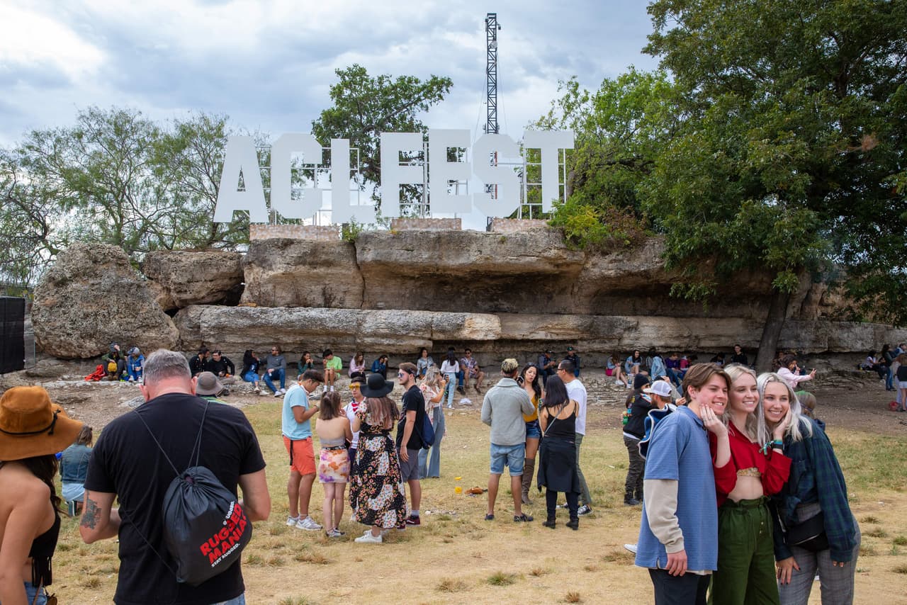 Los organizadores del evento reiteraron que no habrá estacionamiento en Zilker Park ni en los vecindarios circundantes. Puedes viajar en los autobuses de Capital Metro, tomar un taxi o usar una aplicación como Uber o Lyft para llegar al lugar.