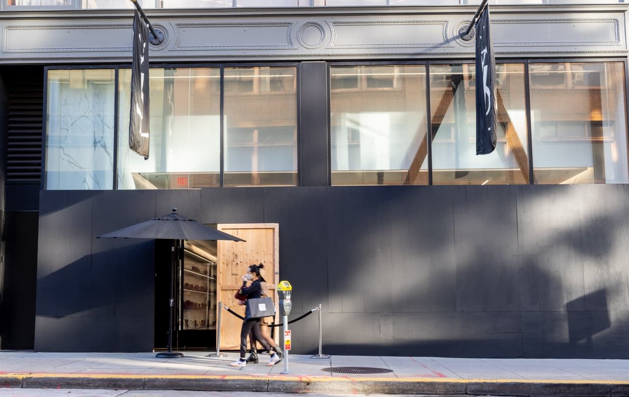 Los incidentes continuaron durante el fin de semana cuando al menos 80 personas entraron a la tienda departamental Nordstrom en un centro comercial de Walnut Creek para llevarse mercancía con un valor de más de $200,000. Para el domingo, otro grupo de delincuentes robó artículos estimados en $40,000 de la tienda Lululemon ubicada en la zona de Santana Row, en San José.