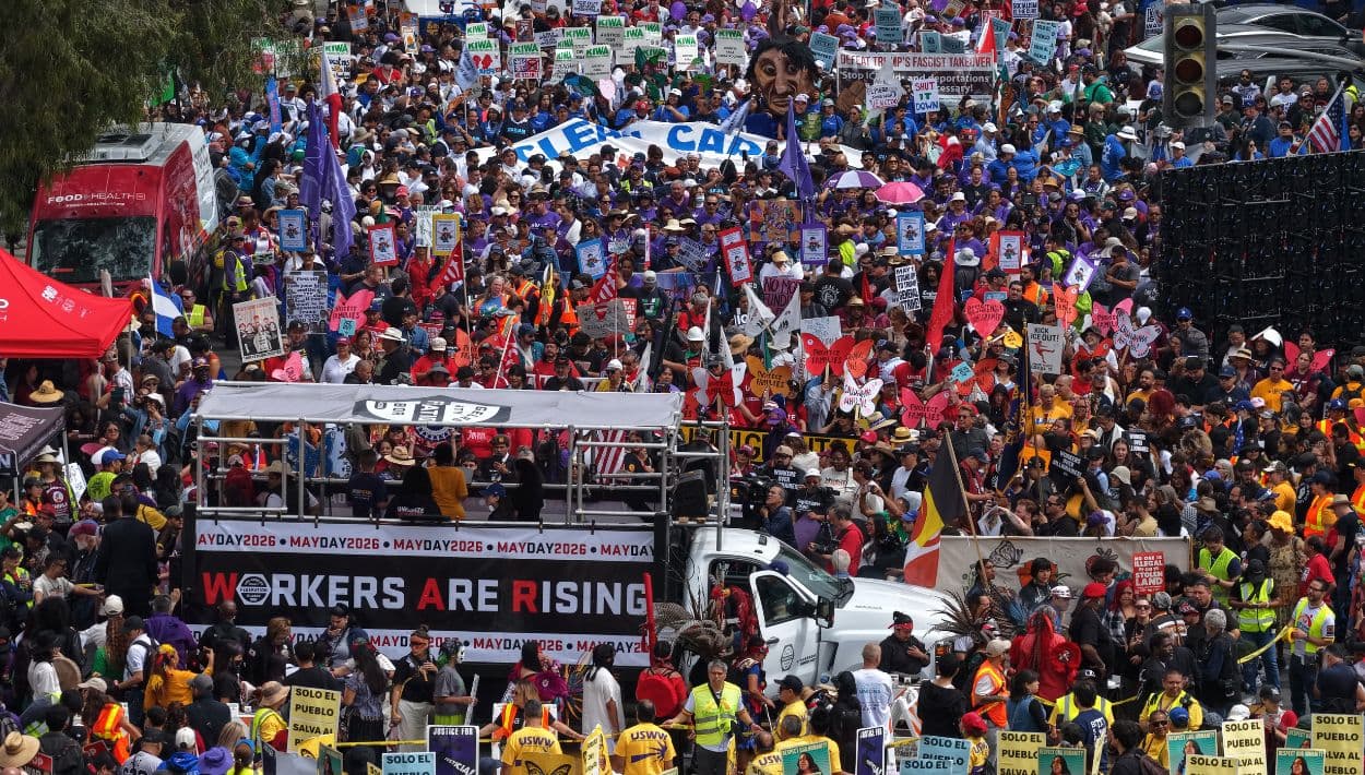 "Los trabajadores se están levantando": La marcha de Los Ángeles fue una de las cientos de protestas convocadas en todo el país durante el May Day.
<br>