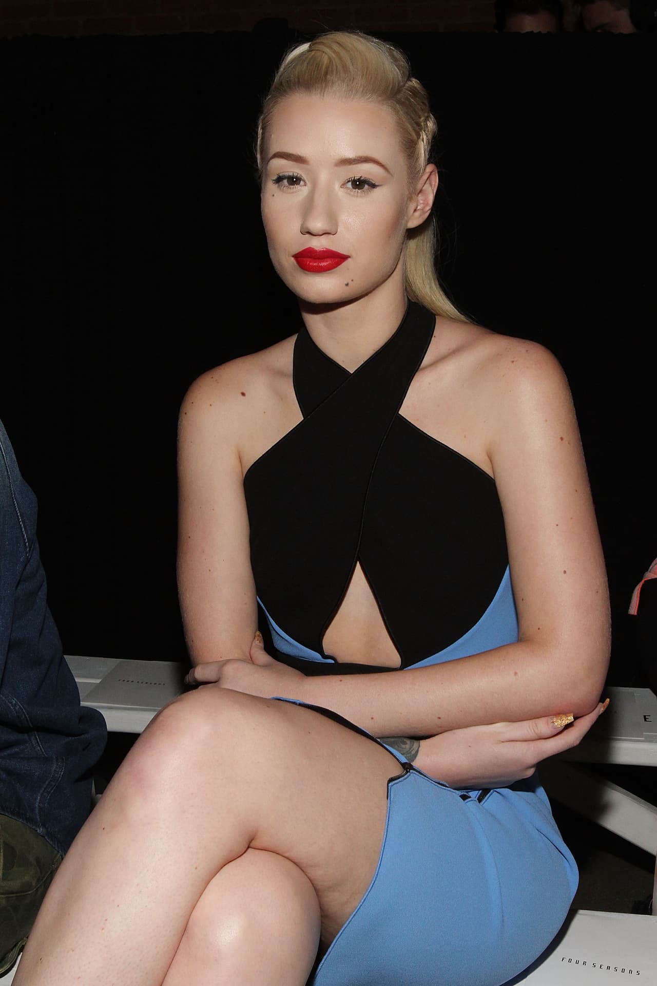 Usar estas minifaldas han vuelto de Iggy una de las mujeres más deseadas de la música.