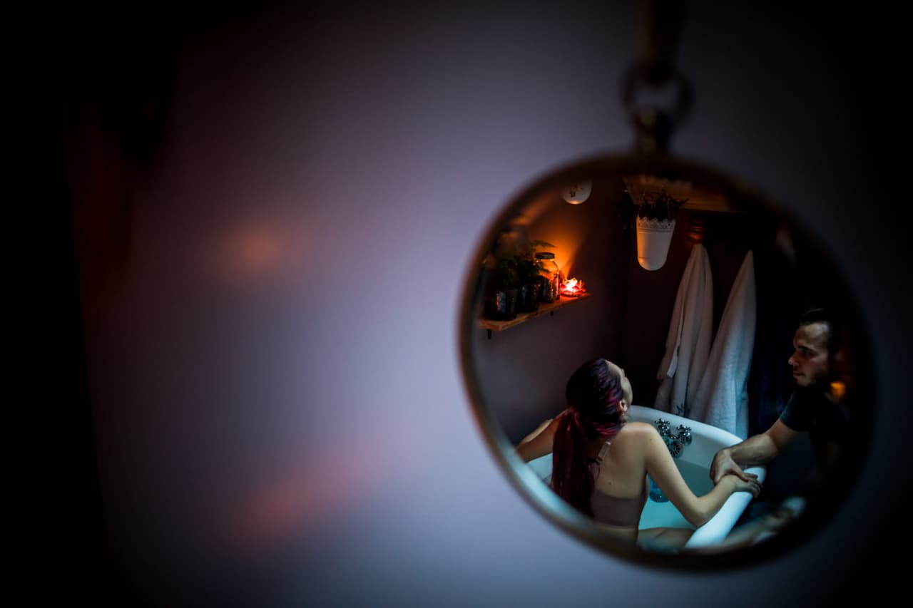 <b>"Trabajo a la luz de las velas"</b>, por 
<a href="http://http://www.ashleymarstonbirthphotography.com/">Ashley Marston</a> (Vancouver Island, Canadá). Segundo lugar en la categoría 'Parto'.