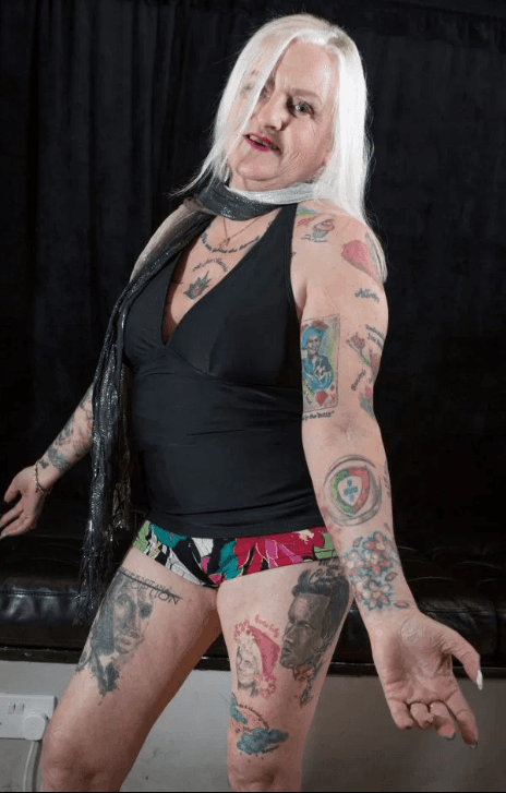 La mayor fanática de José Mourinho se luce mostrando parte de sus 38 tatuajes en honor al entrenador del Tottenham.