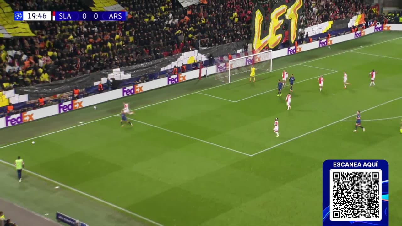 ¡Probó de larga distancia Saka! Markovic manda a tiro de esquina