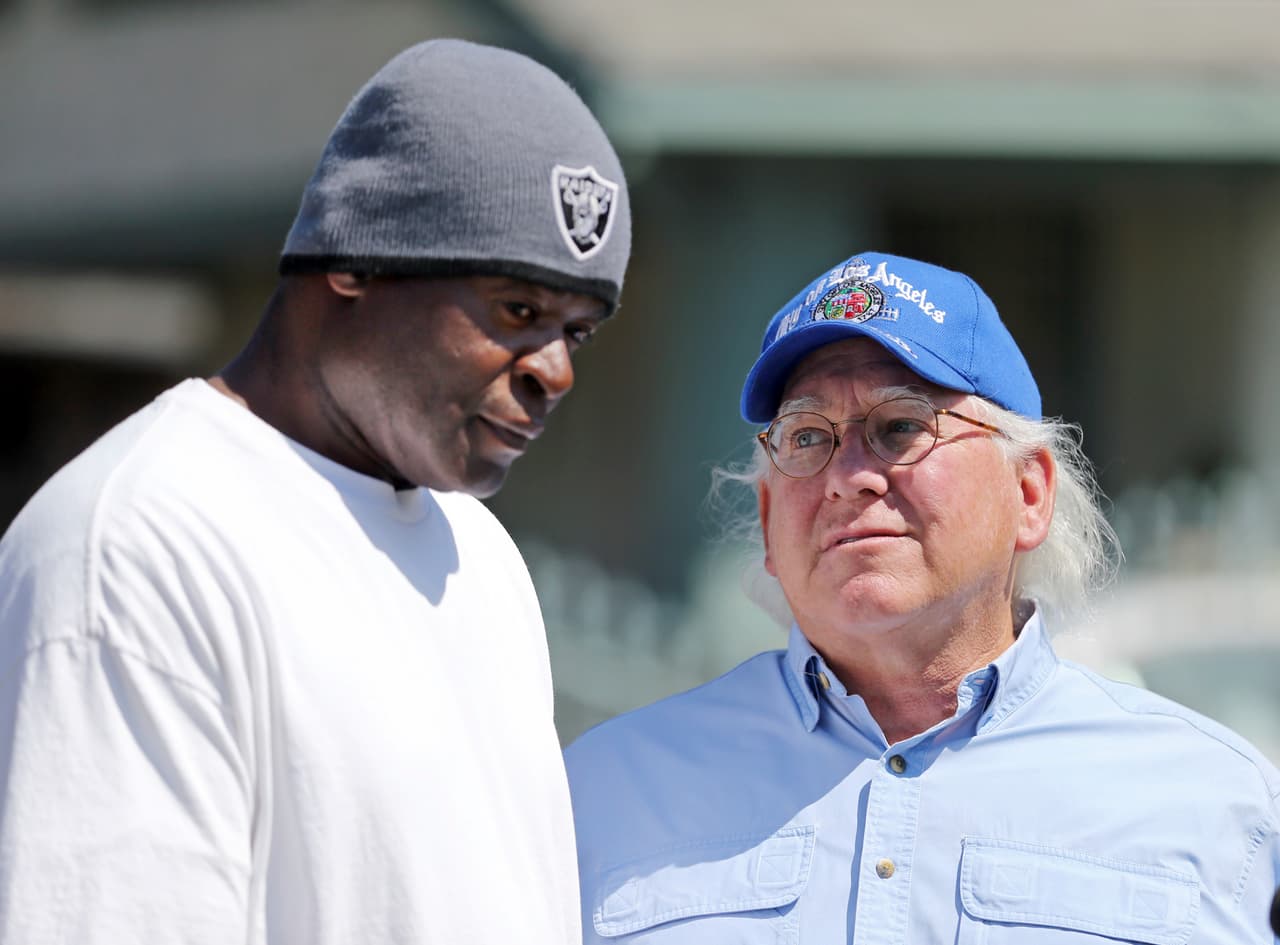 Bartholomew (derecha) relató a la Prensa Asociada que por años no supo el nombre del hombre que le había ayudado. Goldman (izquierda) acompañó al fotógrafo hasta donde estaba estacionado su carro y lo escudó de las personas que intentaban atacarlo.