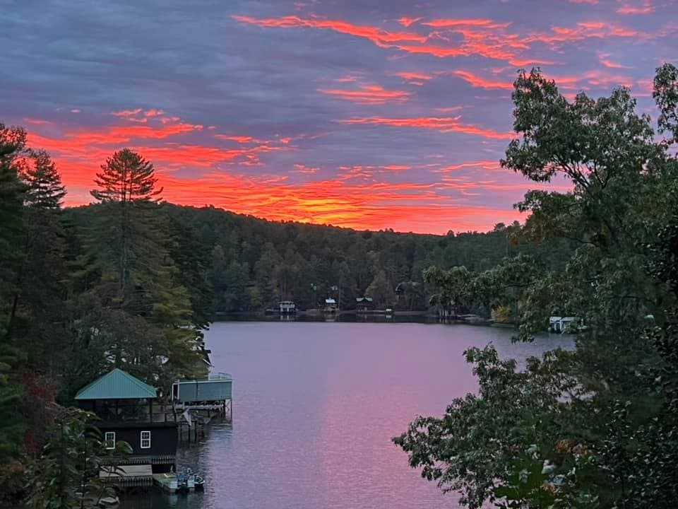 La elevación del lago Rabun se encuentra a 500 metros.
<b>Es el segundo lago más grande de la cadena de seis lagos</b> con una superficie de 835 acres.