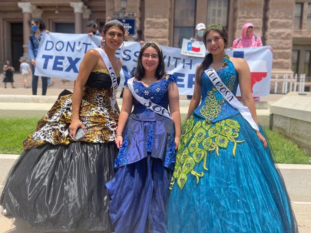 “Estamos peleando por todos los latinos”: Quinceañeras protestan contra medidas que restringen el voto en Texas