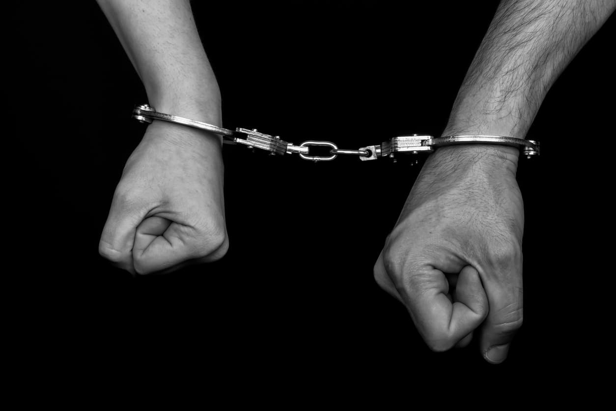 Denunció a su pareja por haberla golpeado, lo perdonó al salir de prisión y lo acompañó a robar 