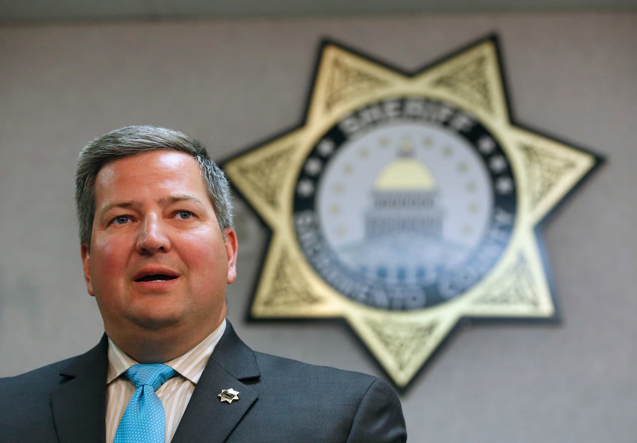 El condado Sacramento usó sus fondos federales por coronavirus para pagar a oficiales de la oficina del alguacil