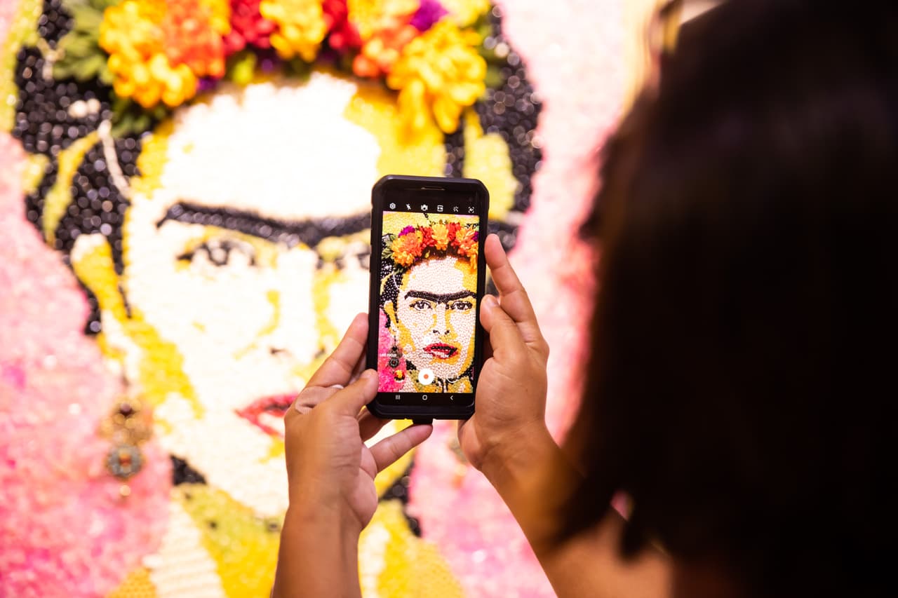 Los invitados disfrutan de muestras de dulces durante toda la experiencia, incluidos agrios, gomitas, golosinas de chocolate, favoritos nostálgicos y más.