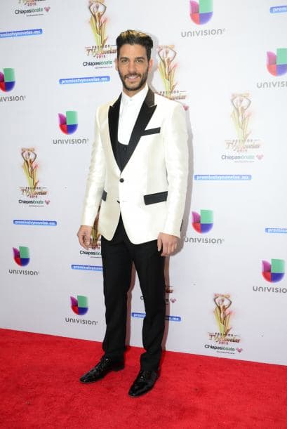 El traje en blanco y negro de Erick Elías enamoró a al jurado de esta votación. ¿Habrá ayudado su pícara sonrisa?