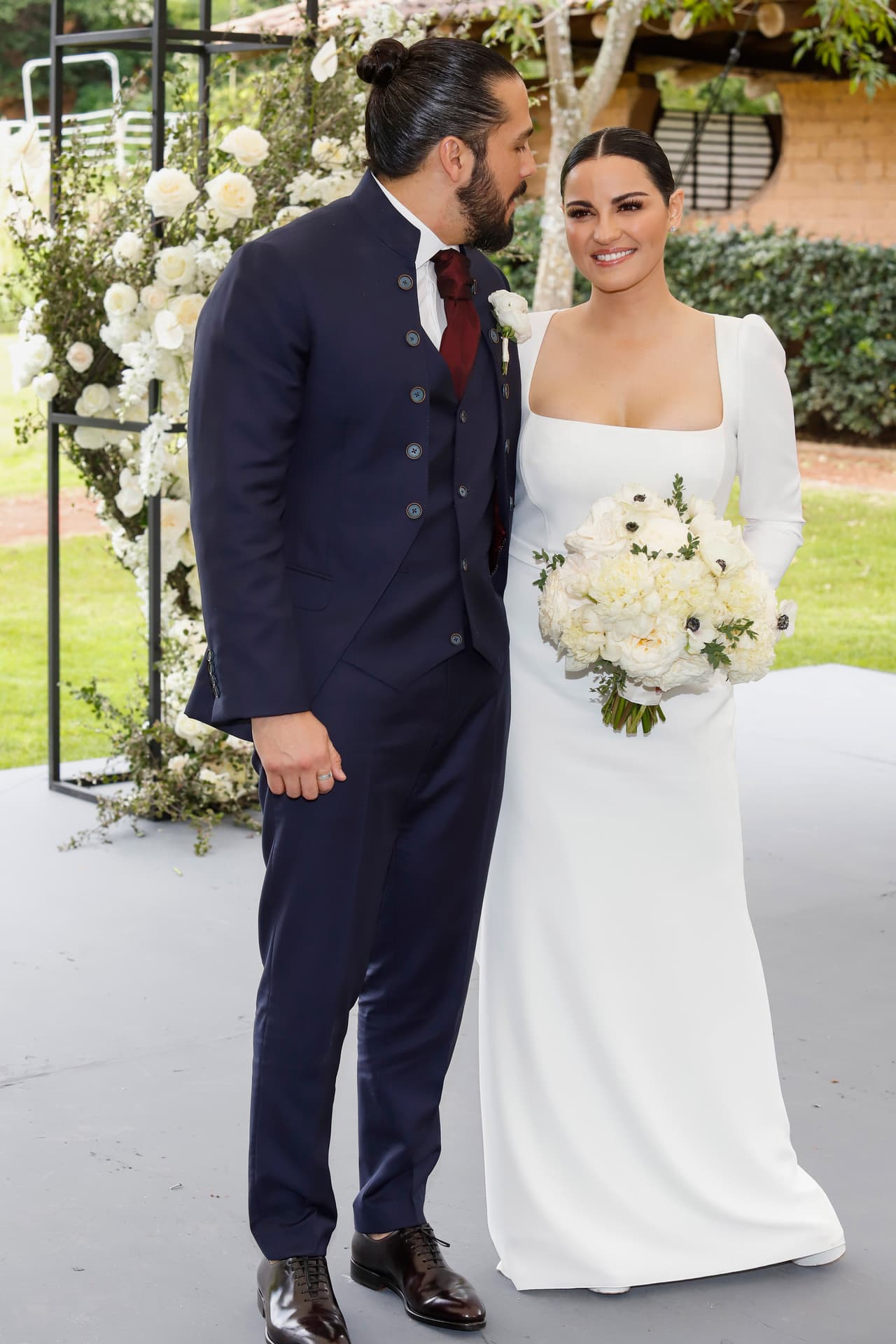 El sábado 8 de octubre, el día de la boda, el novio había señalado a los medios de comunicación respecto a la luna de miel que su intención era sorprender a Maite Perroni, por lo que ella no sabía a dónde se dirigirían a vivir sus primeros días como esposos.