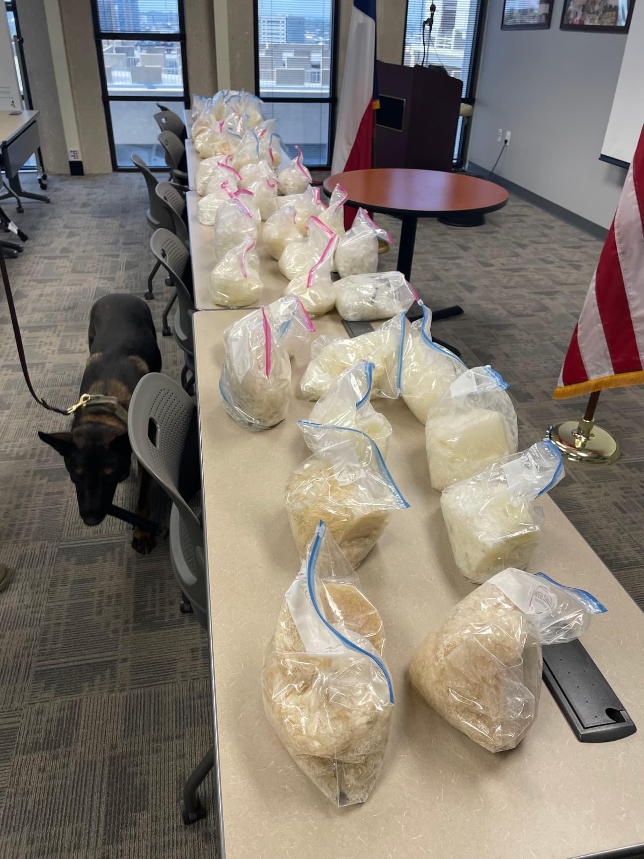 En esa operación, los investigadores localizaron aproximadamente 192 kilogramos de metanfetamina líquida y 58 kilogramos de metanfetamina cristalina.
<br>