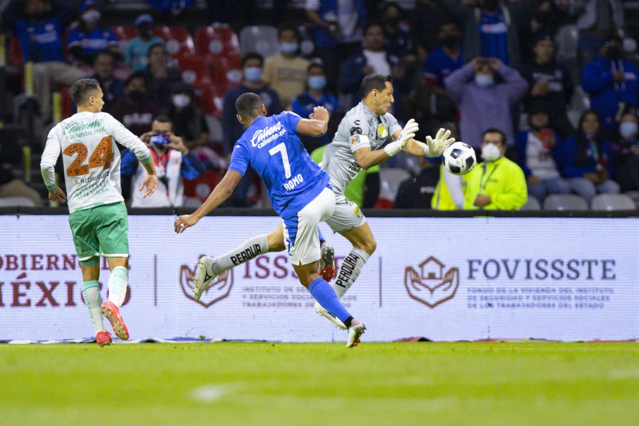 León le pega al Cruz Azul en estadio Azteca 0-1, llegan a 26 puntos y se sitúan como el tercer mejor equipo del torneo.