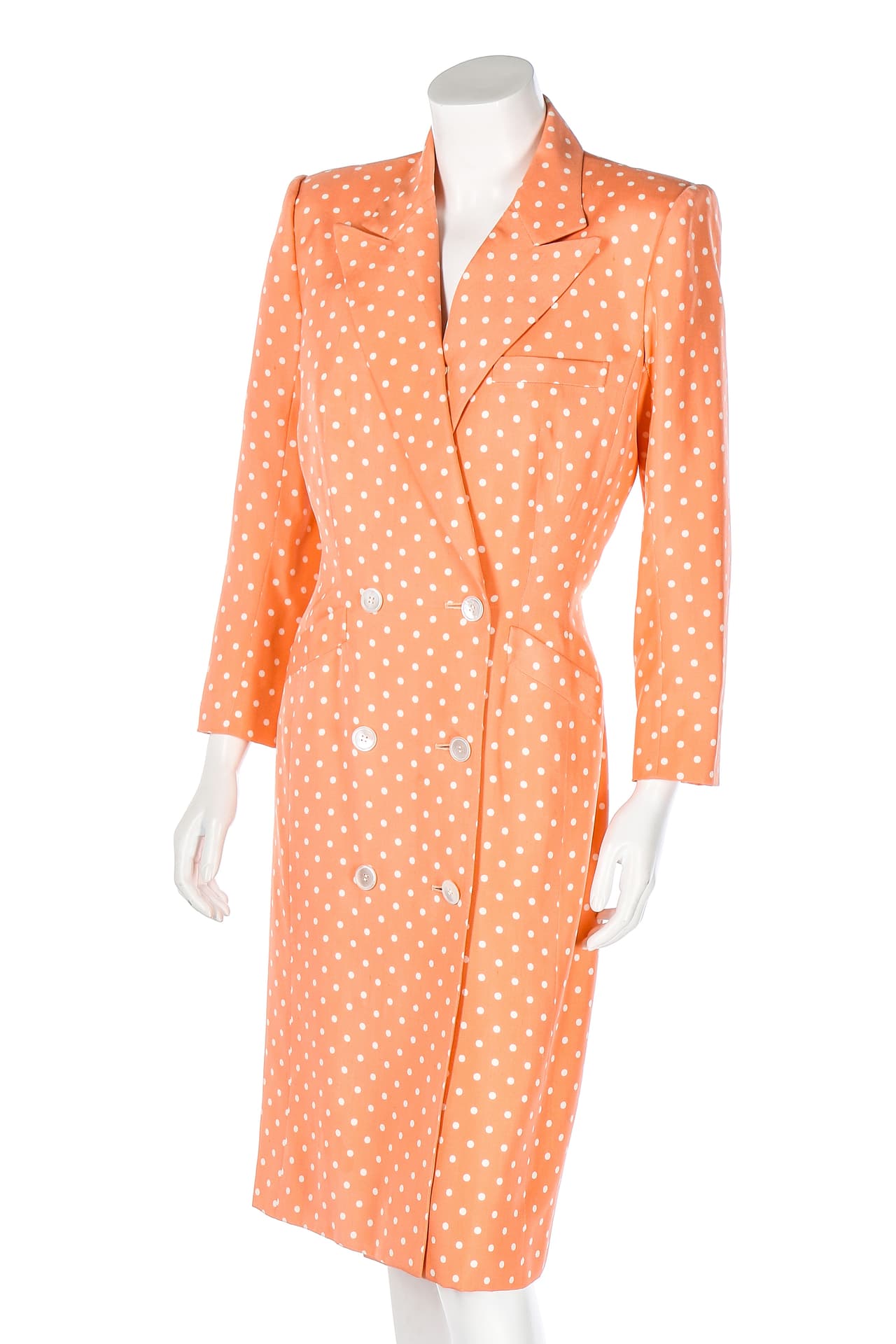 El segundo vestido que se subastó fue de la diseñadora Catherine Walker: una pieza de puntos en seda color melocotón con estampado, que logró ser subastado por la cantidad de 116,765 dólares.