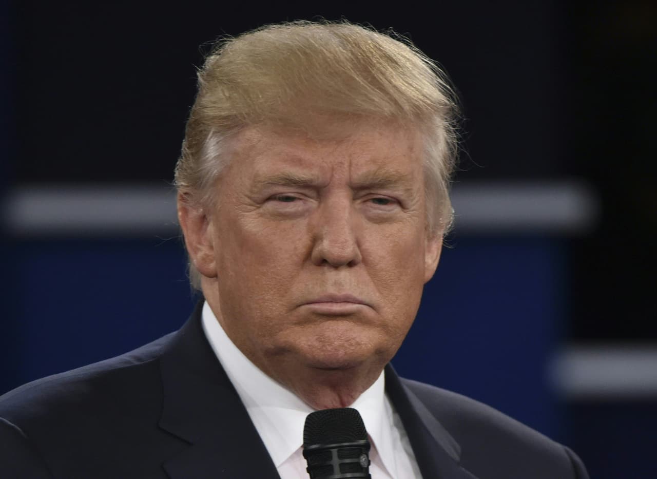 Donald Trump escuchando a su contrincante.