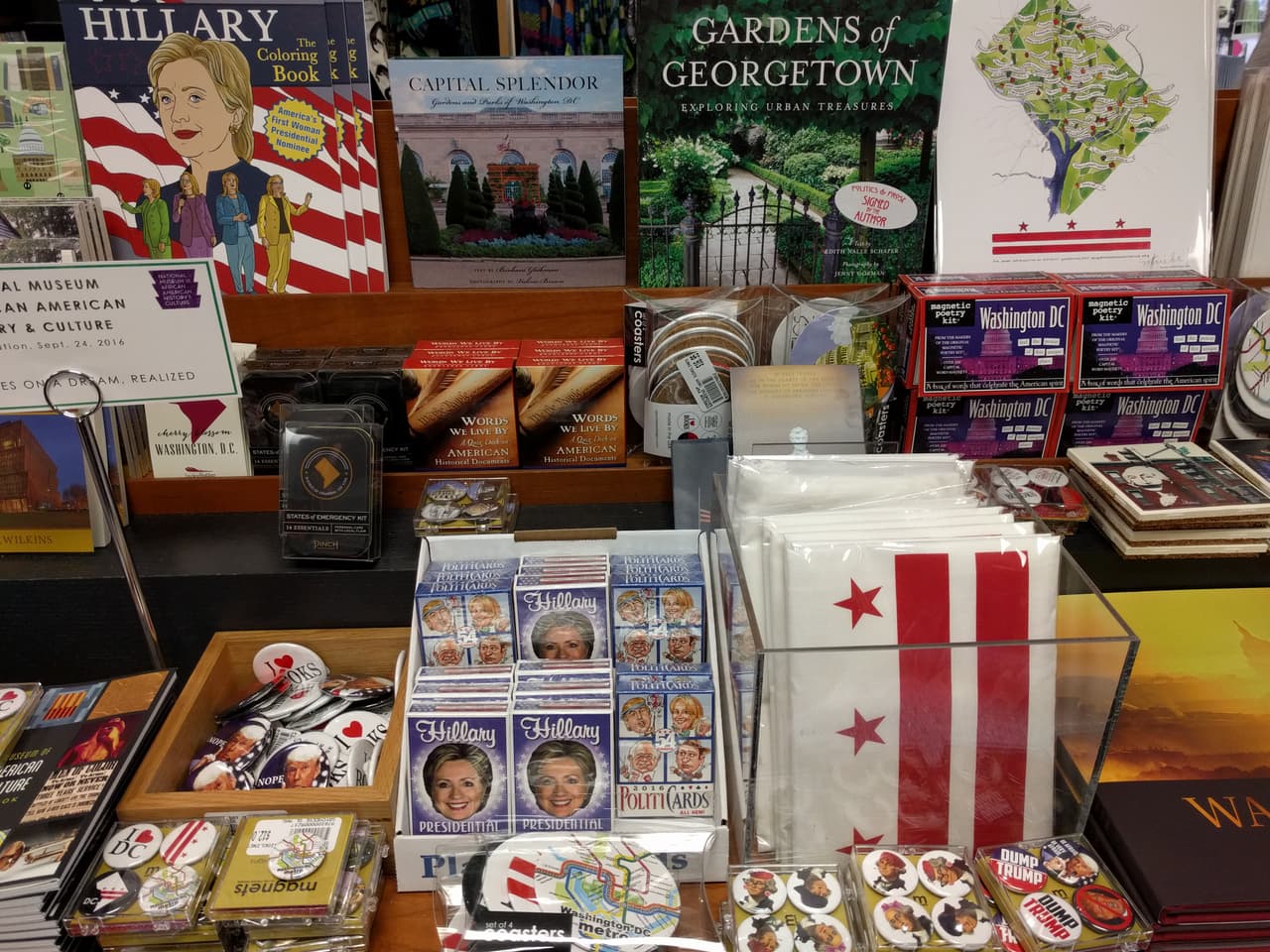 Politics and Prose, una librería emblemática de Washington, también ha recibido amenazas