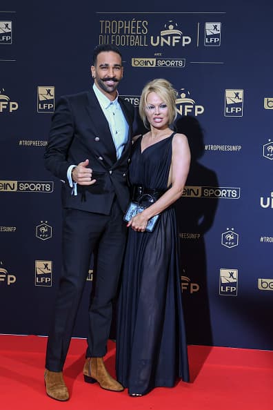 “Lo ha intentado todo. Ha enviado flores, cartas. No las acepté. Se presentó en mi hotel. La seguridad se lo llevó", declaró.