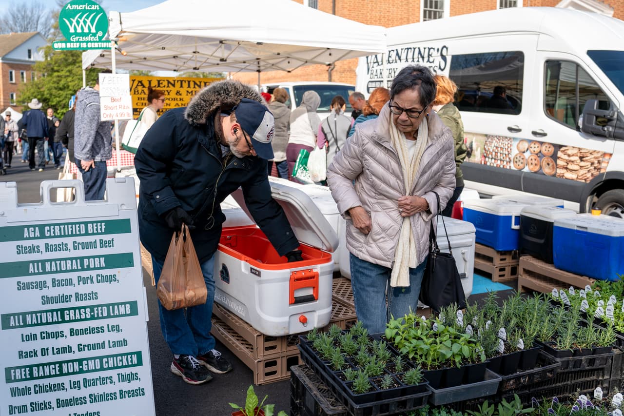 Mercados agrícolas en California implementan nuevas reglas para prevenir el coronavirus
