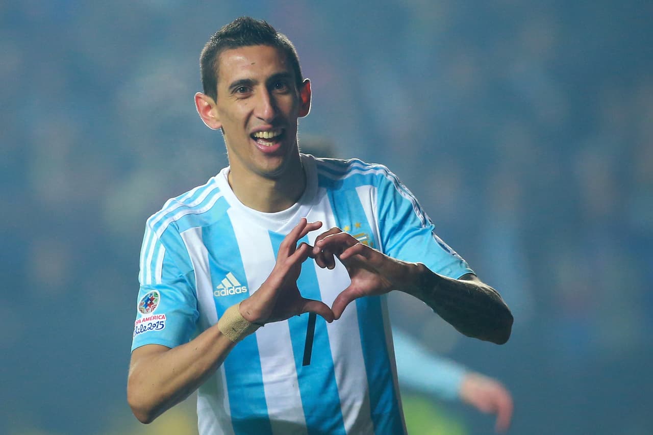 El argentino Ángel Di María es un crack del fútbol mundial, que no vio el brillo de su talento acompañado por gracia física. Su rostro y grandes orejas son una característica poco atractiva.