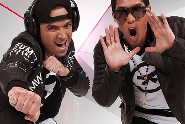 Chino y Nacho están listos para tomar tus oídos con ‘Radio Universo’