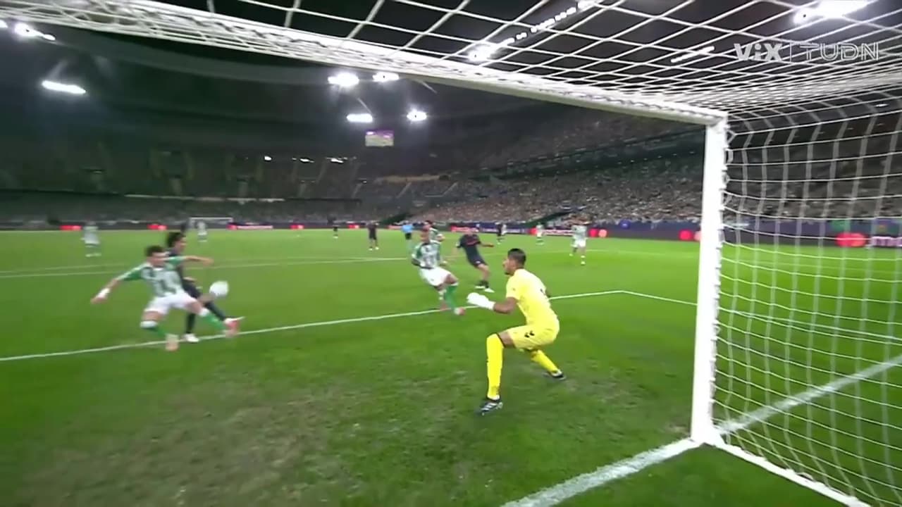 ¡ES LA FALLA DE LA CHAMPIONS! ¡Zechiël le perdona la vida al Betis con una increíble pifia!