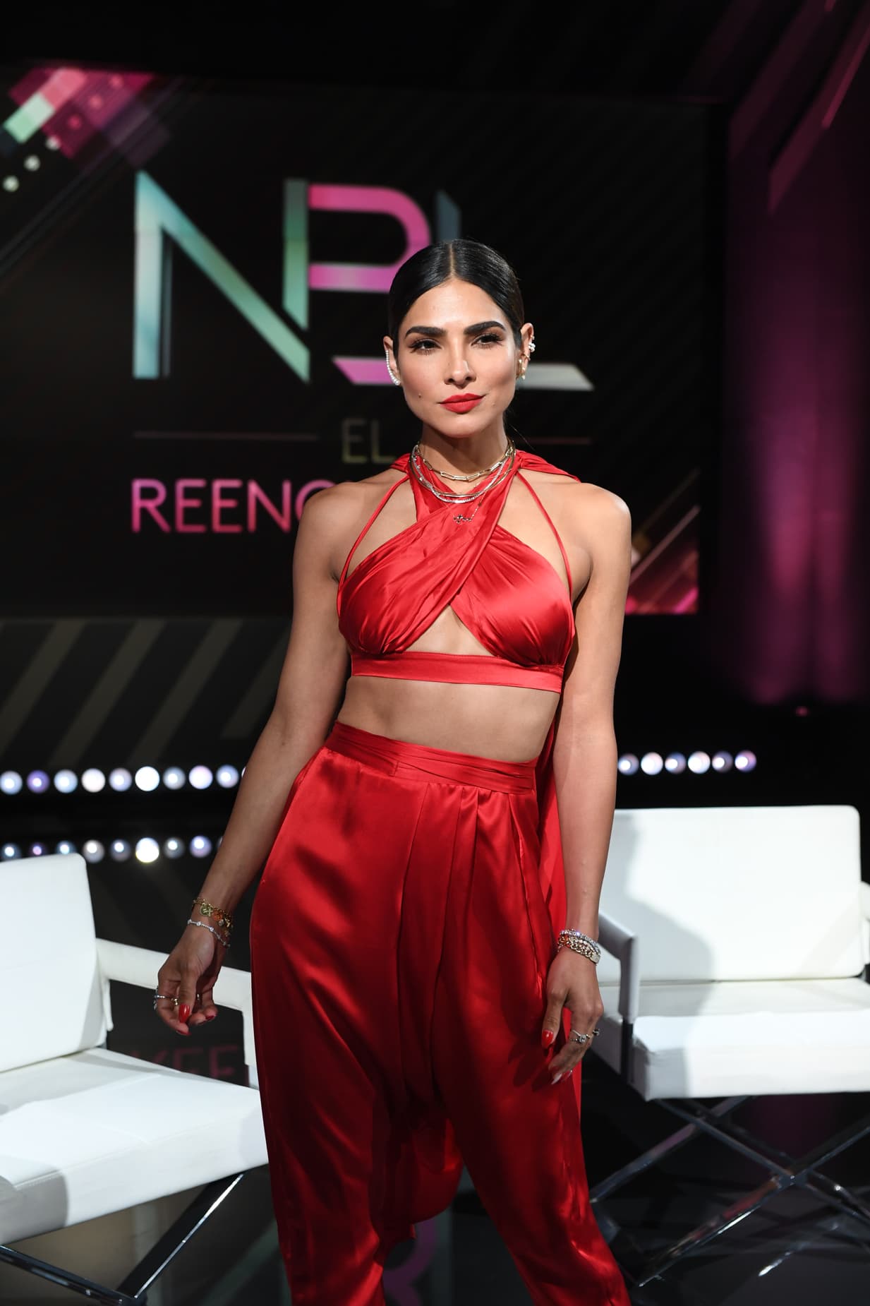 Durante dos emisiones más seguiremos viendo a Alejandra Espinoza en NBL El Reencuentro, donde sus looks siempre son muy esperados por sus seguidores.