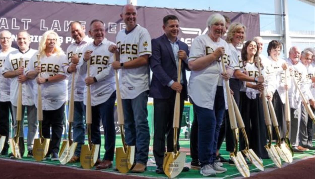 Gobernador Cox da la primera palada para la construcción de nuevo estadio de béisbol