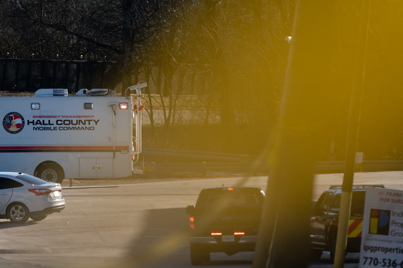 Durante una conferencia de prensa a la 1:00 p.m, los funcionarios de Departamento de Bomberos del condado de Hall dijeron que había una fuga de nitrógeno líquido en la instalación.