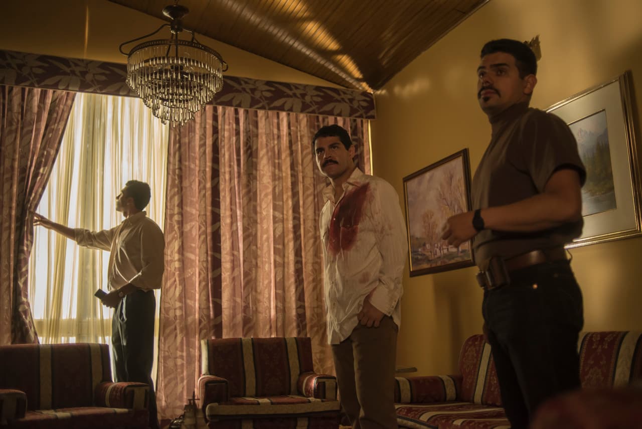 ‘
<b><a href="http://www.univision.com/series/el-chapo/marco-de-la-o-es-joaquin-el-chapo-guzman-en-el-chapo" target="_blank">El Chapo</a></b>’ pudo escapar del atentado, sin embargo, el tiroteo dejó varios muertos y muchos heridos. Este momento de la serie fue determinante en el rumbo de la historia. El aeropuerto de Guadalajara se convirtió en el escenario de una confabulación entre Amado y las autoridades mexicanas para eliminar a sus rivales en un solo golpe.