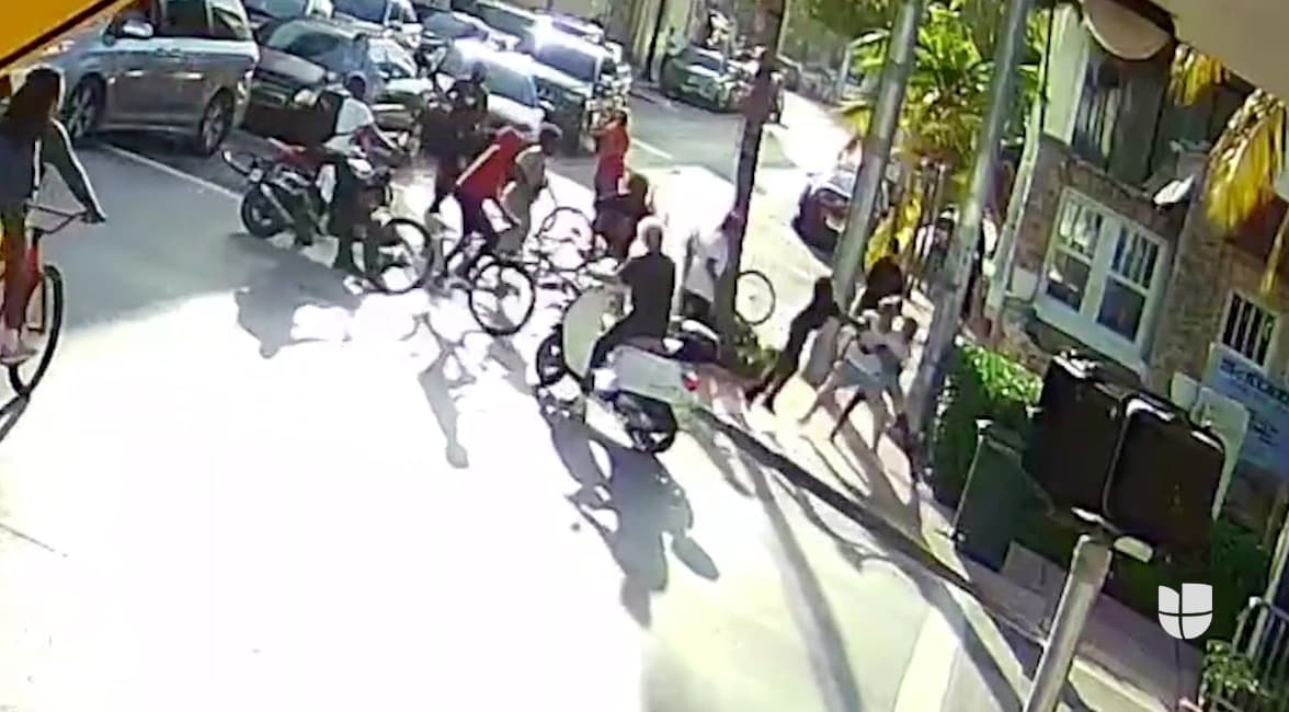 Adolescentes en pandilla atacan a golpes a un hombre en Miami Beach