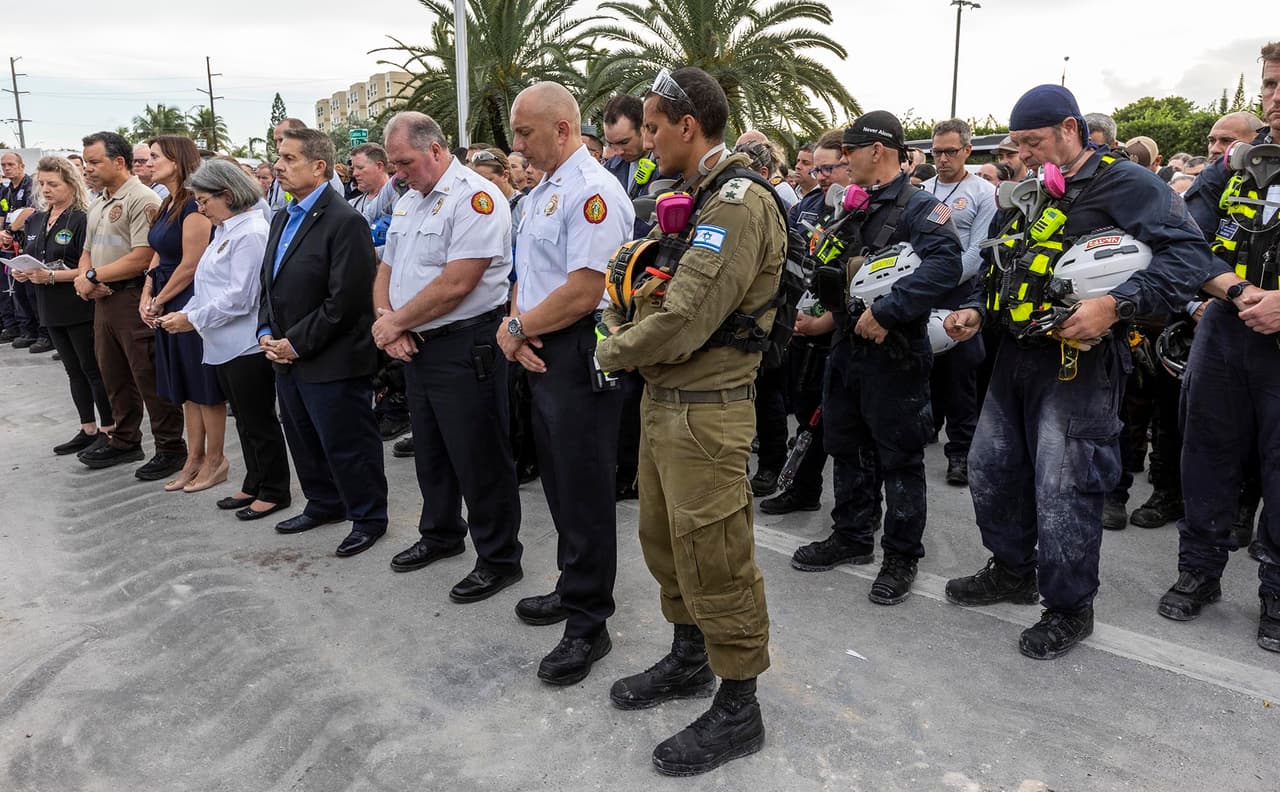 Momento de dolor y recogimiento por las víctimas del derrumbe del edificio en Surfside.