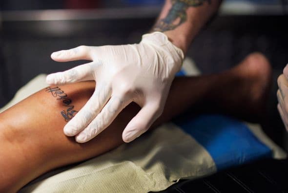 La piel es una barrera que mantiene a los cosméticos en su superficie, fuera del organismo. Pero el autor explicó que la tinta se inyecta en tejido vivo, con vasos sanguíneos, nervios y células inmunológicas.