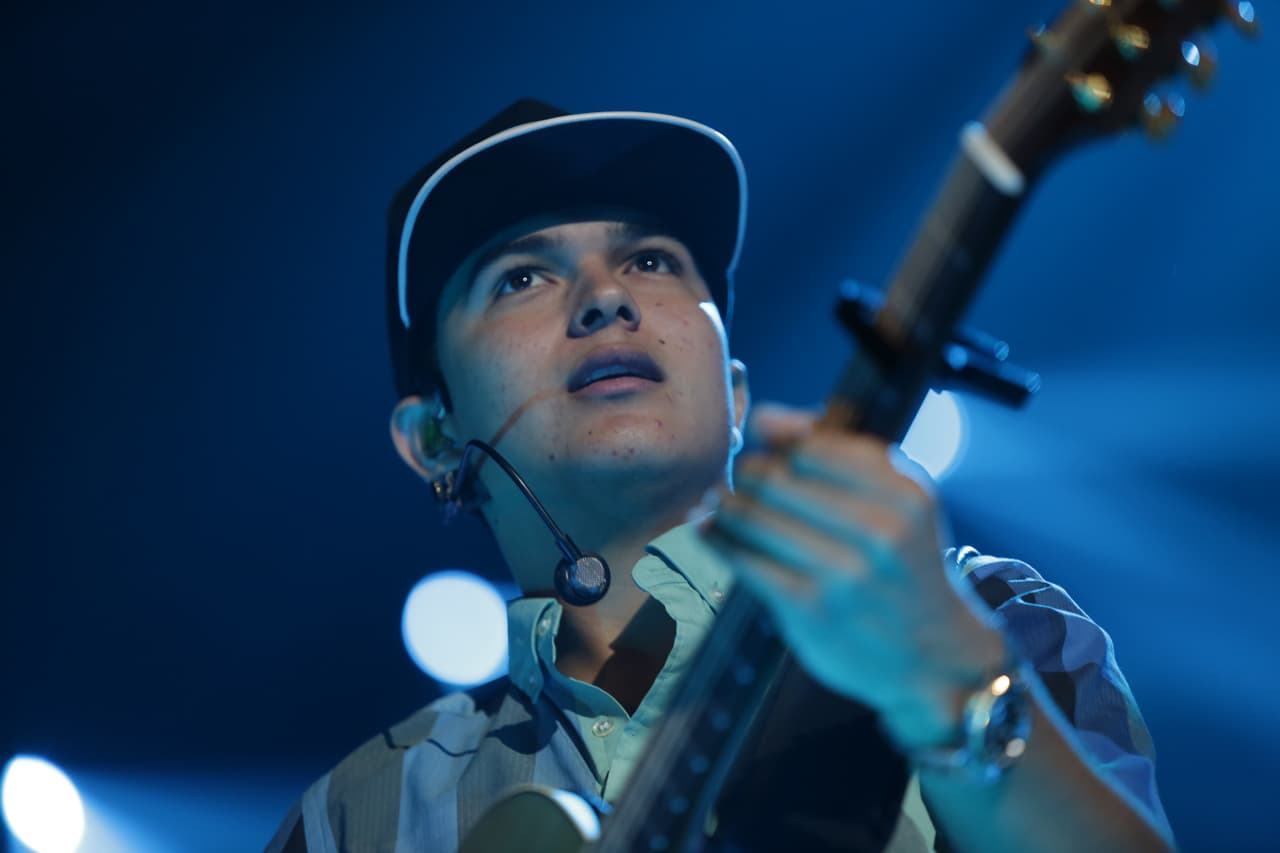 Durante los ensayos rumbo a la catorceava emisión de Premios Juventud, Ulices Chaidez se mostró muy concentrado en su participación.