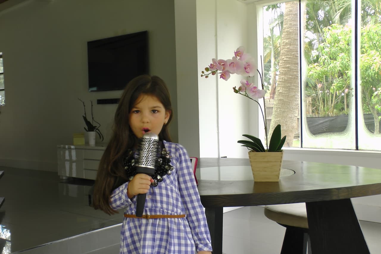 ¡Es una niña preciosa y ocurrente!