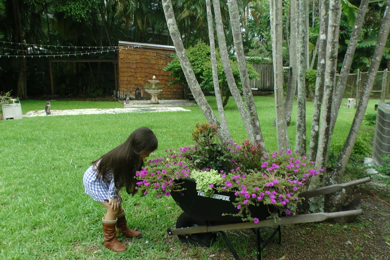 Le encanta cuidar la naturaleza.