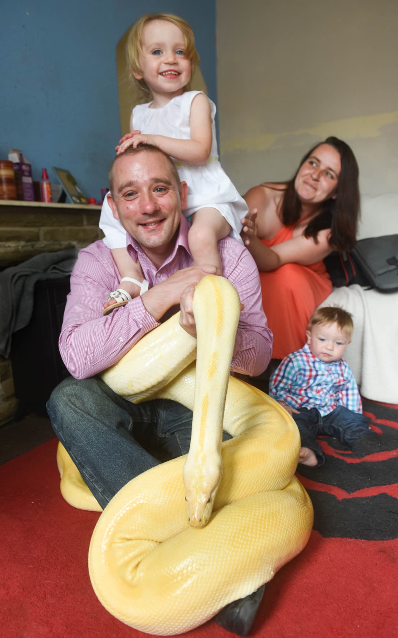 Esta pequeña no le teme a las serpientes