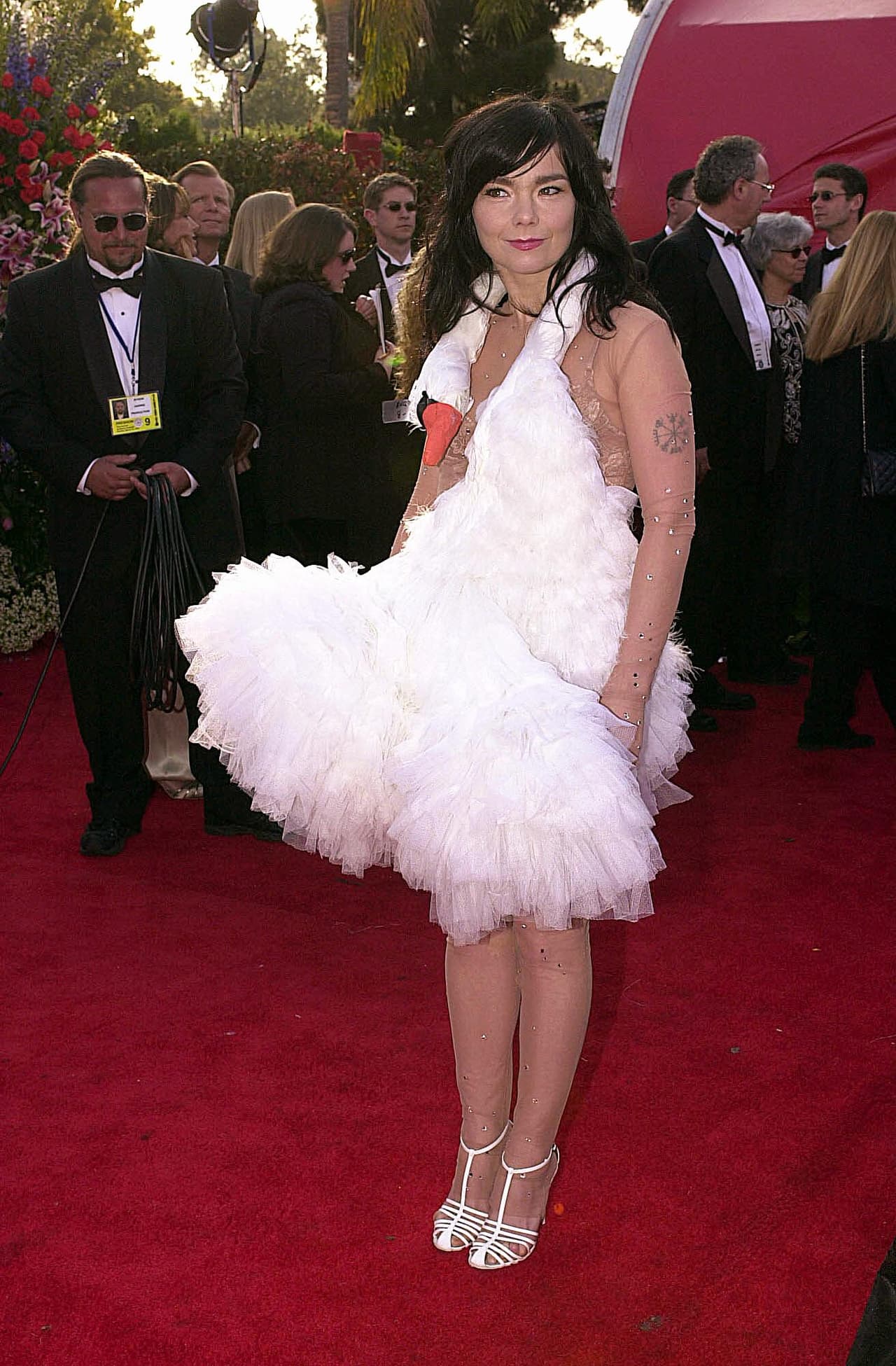 La actriz y cantante Bjork desfiló en la alfombra roja de los Oscar en 2001 con un extravagante vestido en forma de cisne. Bjork estaba nominada a Mejor canción por 'I've Seen It All' y, aunque no ganó, su vestido de cisne pasó a la historia. Actualmente, el 'Swan dress' tiene una página propia en Wikipedia.