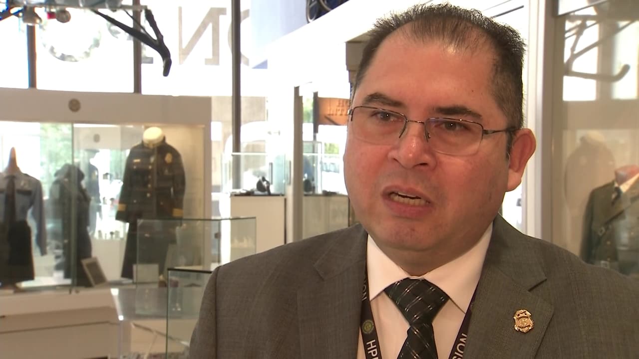 “Hay evidencia de que hubo algún tipo de forcejeo, ella no fue baleada de inmediato… estaba tratando de esconderse de él, tratando de proteger a su niña pero al final no tuvo para donde más correr Las arrinconó y fue cuando las mató”, relató el sargento Héctor García.