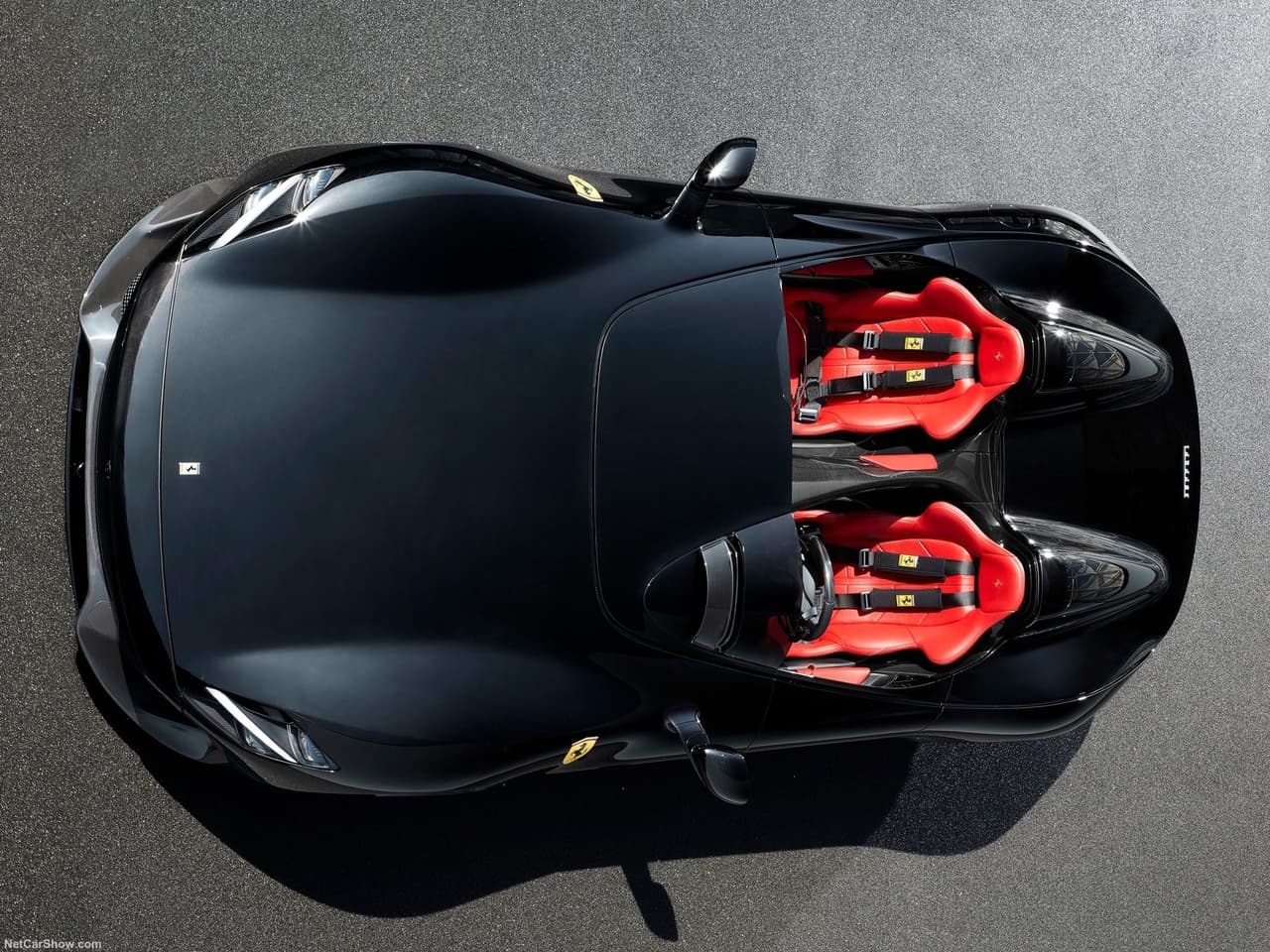 Para evitar que su conducción fuera un calvario, Ferrari también desarrolló e implementó el 
<b>Virtual Wind Shield</b>, una especie de parabrisas mínimo, ubicado cerca del panel de instrumentos, cuya función es derivar el aire por encima de los ocupantes.