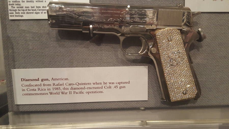 Una pistola con diamantes y dos cabellos de ‘Kiki’ Camarena: las evidencias contra Caro Quintero