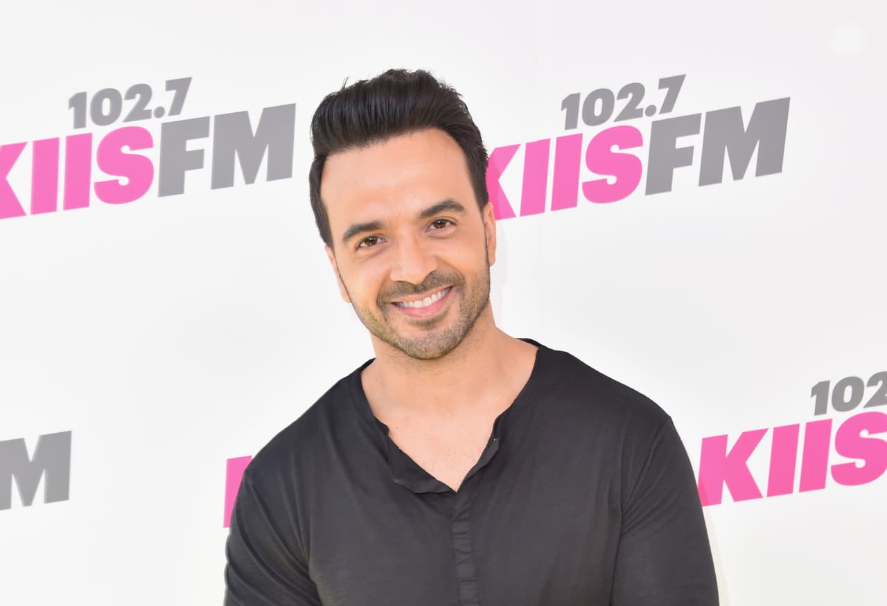 2. Tanto Fonsi como Yankee han incursionado en otros géneros musicales distintos a los cuales les han dado la mayor fama. Luis Fonsi reconocido por su pop urbano ha hecho temas en versión de reggaeton. Por su parte, a lo largo de su carrera Yankee ha experimentado en géneros como el rap, dance y merengue.
