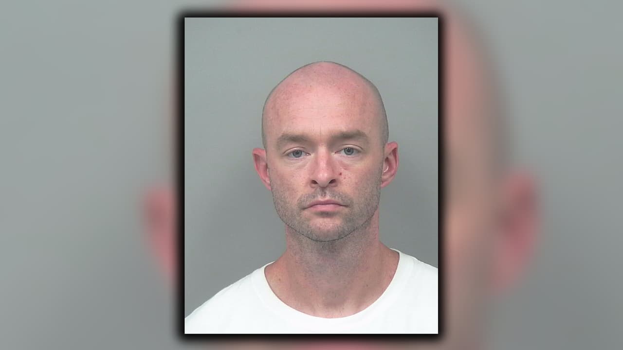 Andrew Luther Brown - Acusado de robo, intención de cometer un robo, violación de la probación.